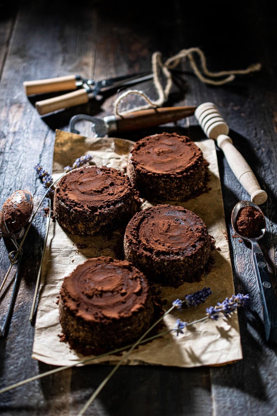 Petits gâteaux au chocolat façon fondant, présentation artisanale